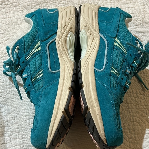 Vionic Suede Lace up Lake Blue Sneaker. NIOB. 8.5 - Picture 4 of 9